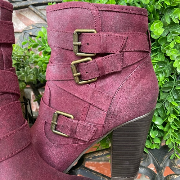 JustFab Binnae High Heeled Bootie; Burgundy Suede W/Multi-Straps & Buckles; Sz 9 - Picture 7 of 16